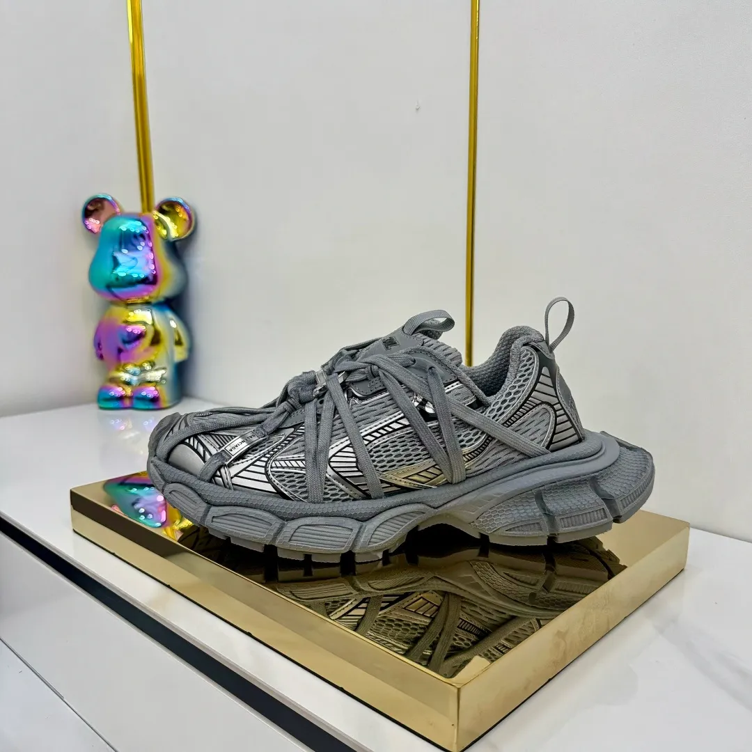 👟👟Ex-factory price 820👟👟 Balenciaga Balenciaga's latest popular 9th generation 3XL Sneaker Spider-Man series, couple's dad shoes, original purchase, development and production. Balenciaga 3XL Sneaker's overall shoe shape draws on the creative ideas of Balenciaga Track and Balenciaga Runner. It is equivalent to removing the outer frame of the Track shoe body while inheriting the streamlined shape and shape of the Runner. Track flat toe, new color matching, the entire shoe body is integrated into the spider binding shoelace design decoration, the exaggerated shape is more prominent. Fabric: original customized imported technical fabric + mesh inner lining: original customized breathable mesh lining. Outsole: original molded 5-layer ultra-light MD combination rubber sole. Bottom thickness: 5CM. Size: 35-45. Original packaging.